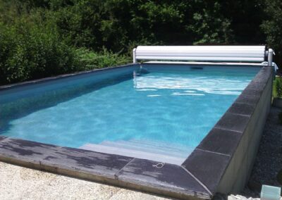 Piscine avec volet de protection