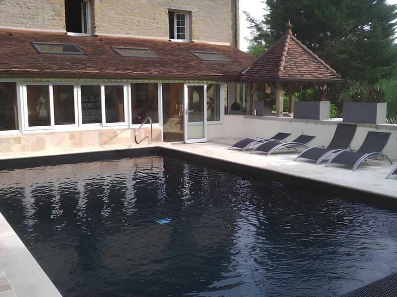 Piscine avec liner noir - Adeline PISCINES