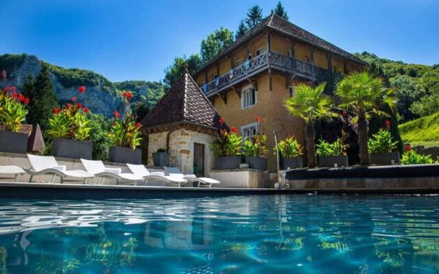 Remplacement du liner de piscine d&rsquo;un hôtel restaurant